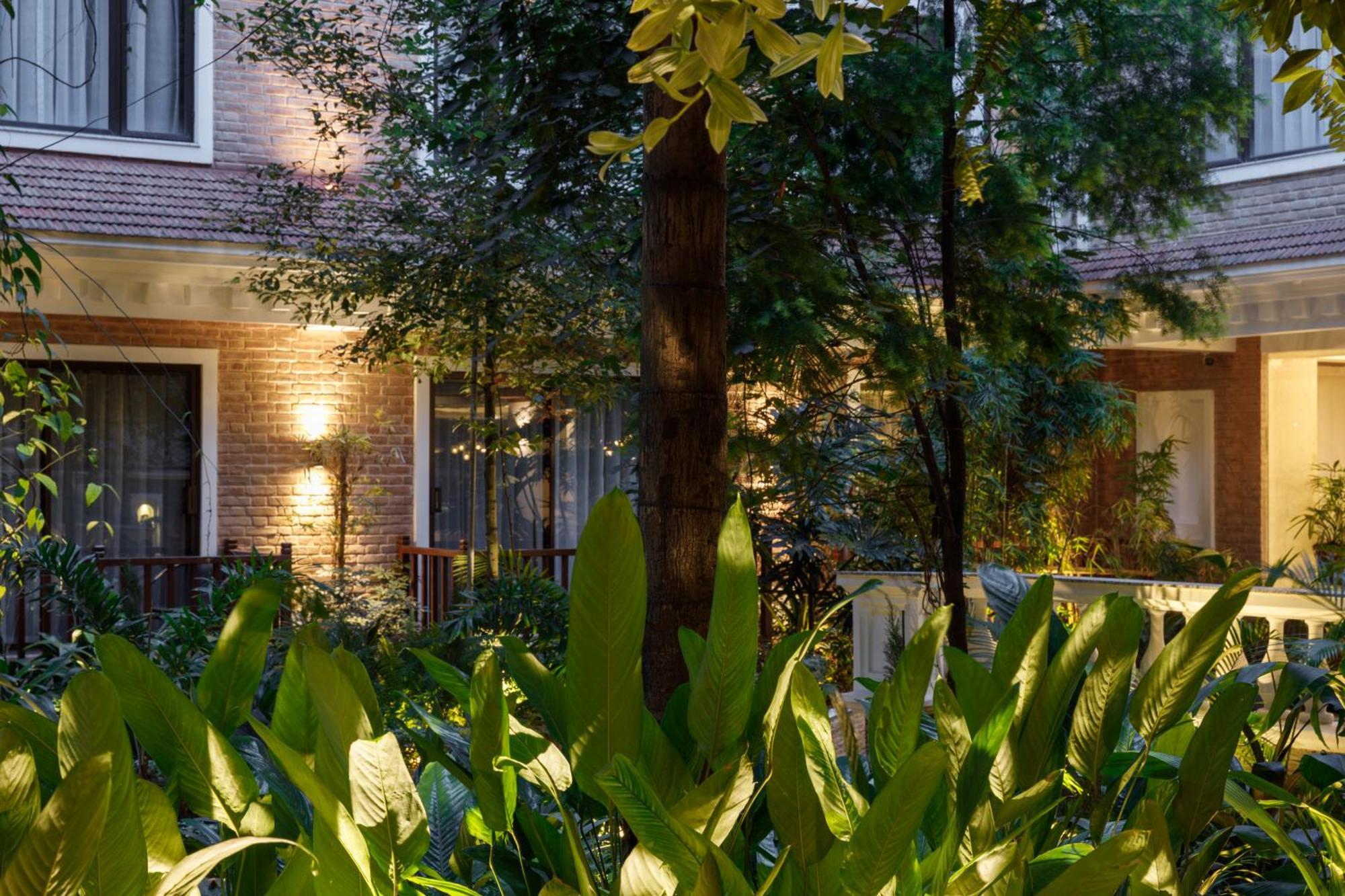Hotel Thrive, A Tropical Courtyard Kathmandu Esterno foto