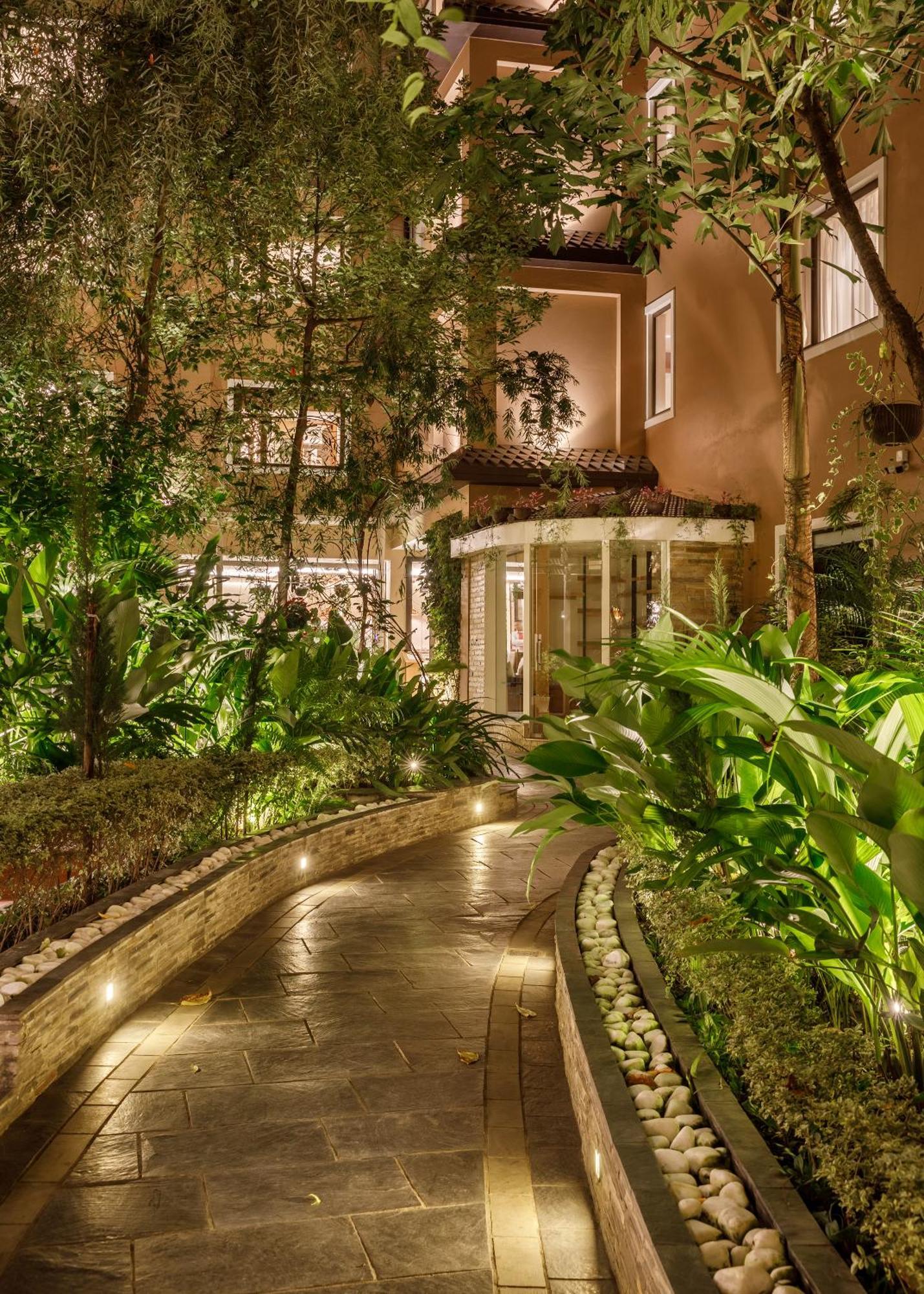 Hotel Thrive, A Tropical Courtyard Kathmandu Esterno foto